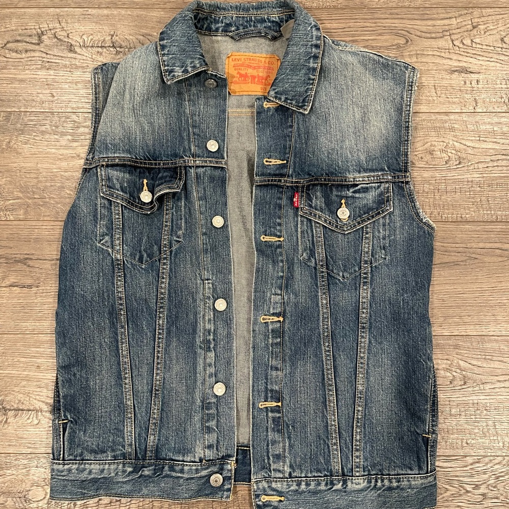 Levi’s Men’s Medium Denim Vest.